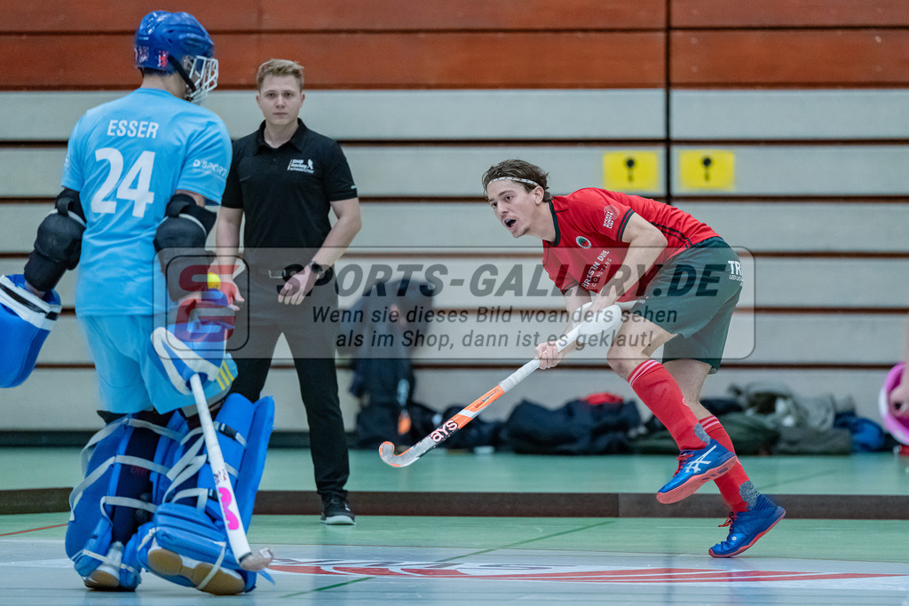 HK_20231217_107598 | 1. Bundesliga Herren Crefelder HC - Düsseldorfer HC  am 17.12.2023 Sporthalle Glockenspitz, Krefeld , Kemmerich Peer ( Crefelder HTC #21 ) , Esser Quentin Torwart ( Düsseldorfer HC #24 )