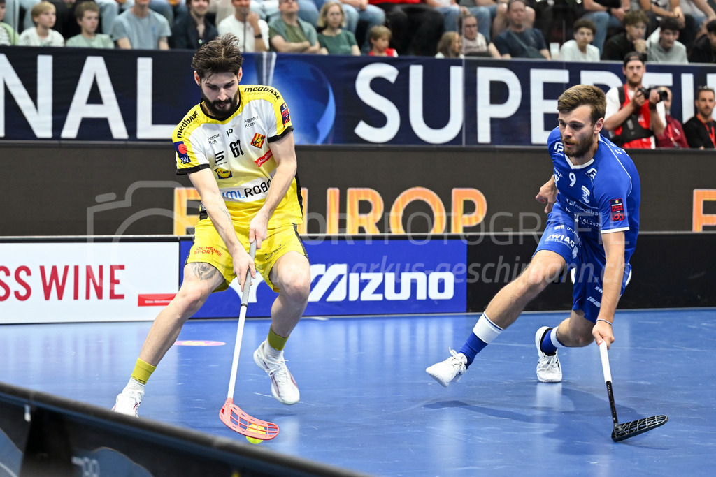 Zug United - HC Rychenberg - 25. April 2026 | Nico Mutter (#61 HC Rychenberg Winterthur) und Tobias Flütsch (#9 Zug United) am L-UPL Superfinal-Spiel zwischen Zug United und HC Rychenberg am 25. April 2026 in der BCF Arena, Fribourg, Schweiz.Bild: Sportfotografie Markus Aeschimann | www.markus-aeschimann.ch - Realisiert mit Pictrs.com