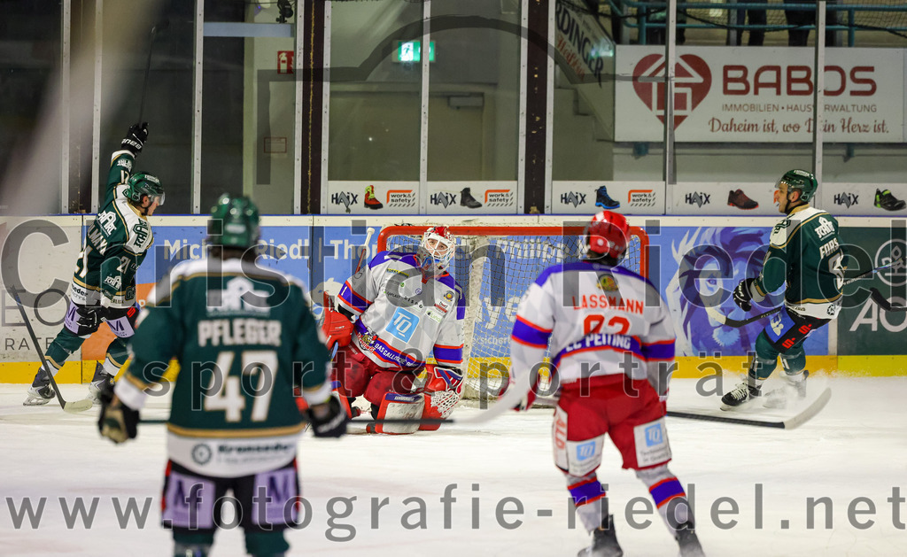 2026-02-15_074_TSV_Erding_gegen_EC_Peiting | Erding, Deutschland, 15.02.2026:Eishockey, Oberliga Süd 2025 / 2026, 47. Spieltag, TSV Erding gegen EC Peiting, Endergebnis: 4:5Führungstreffer durch Erik Modlmayr (Erding Gladiators, #21)Torwart Tommi Steffen (EC Peiting, #1), Sebastian Lassmann (EC Peiting, #92), Maximilian Forster (Erding Gladiators, #81)Foto: Christian Riedel / fotografie-riedel.net