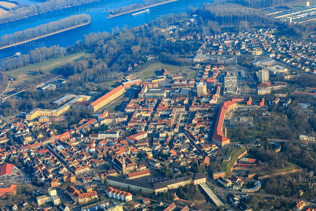 Luftbild: Stadtcentrun von Nordwesten in Germersheim im Bundesland Rheinland-Pfalz in Deutschland. Foto: IMG_086541.jpg vom 18.03.2016 durch Werner Riehm/FLY-FOTO.de