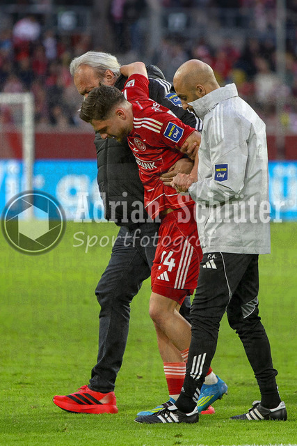10.04.2026, GER, Fussball, Herren, 2. BL, Saison 2025/2026, Fortuna Düsseldorf - Holstein Kiel | Florent Muslija (Fortuna Düsseldorf) wird gestütz während er vom Platz geht