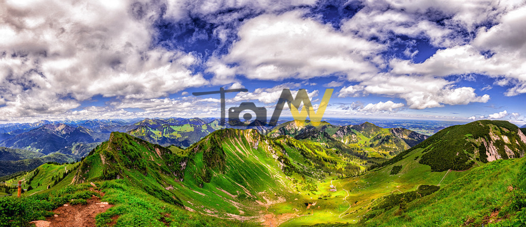 HDR Panorama-Blick vom Gipfel der Rotwand | Ein idylischer Gipfelblick über die Berge von der Rotwand bei Tergensee oder Spitzingsee. Das Licht und Schatten-Spiel der Täler harmoniert sehr schön mit dem blauen Himmel und den puffigen weißen Wolken - Realisiert mit Pictrs.com