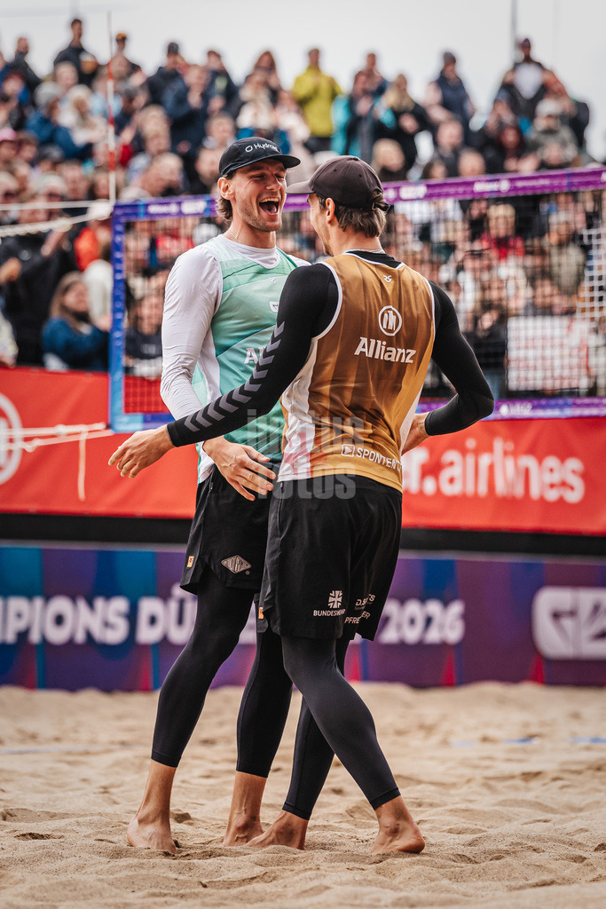 Beachvolleyball | Männer | Allianz German Beach Tour 2026 | Tourstop Düsseldorf | 17.05.2026 | v.l. Paul Henning und Lukas Pfretzschner jubeln nach dem Sieg des Turniers