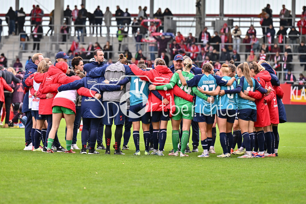 FC Bayern München Frauen - TSG 1899 Hoffenheim Frauen | Die Frauen des 1. FC Koeln machen nach der Partie noch einen Kreis / Frauen Bundesliga: FC Bayern München Frauen - 1. FC Köln Frauen, FC Bayern Campus am 05.10.2024