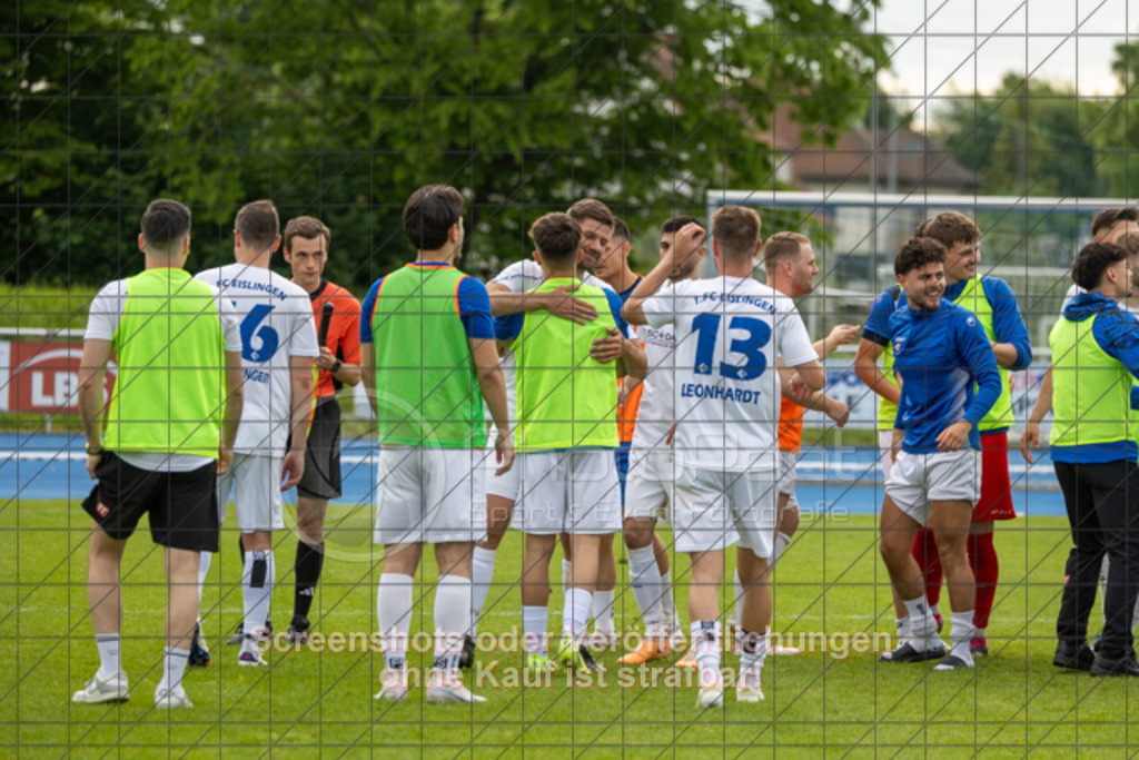 20250529_182552_0213 | #,  VfL Kirchheim (blau) vs. 1.FC Eislingen (weiß), Fußball, Bezirkspokal Finale - Bezirk Neckar/Fils, 2024/2025, Rasenplatz VfL Stadion Kirchheim, Jesinger Straße 105, 73230 Kirchheim, 29.05.2025 - 16:30 Uhr,Foto: PhotoPeet-Sportfotografie/Peter Harich