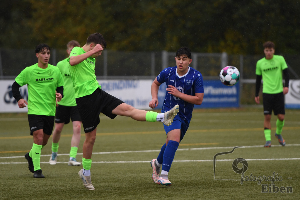 FC Rastede-JFV Edewecht | B-Jugend Landesliga QR1; FC Rastede (blau)-JFV Edewecht (grün) am 01.11.2025 in Rastede (Sportanlage Köttersweg), Photo: Philip Eiben 2025 - Realisiert mit Pictrs.com