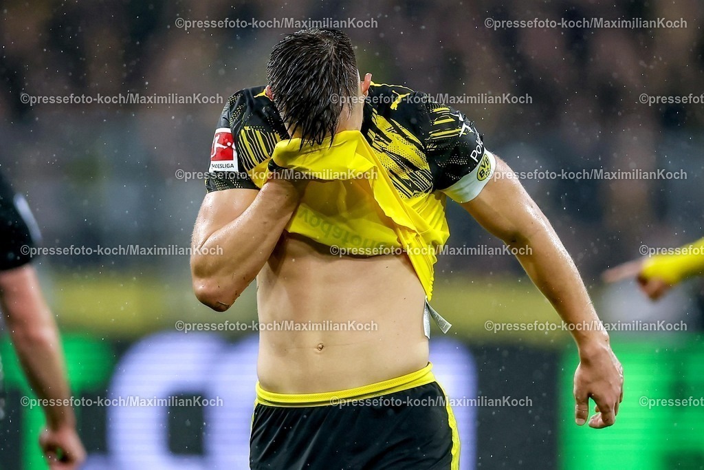 BVB07122501077 | 07.12.2025, Fußball, Borussia Dortmund - TSG 1899 Hoffenheimt, 1. Fußball Bundesliga, 13. Spieltag, Signal Iduna Park, Saison 2025 2026: Nico Schlotterbeck&nbsp;(BVB #04) trennt Vladimír Coufal&nbsp;(TSG Hoffenheim #34) per Grätsche vom Ball und bekommt dabei den Fuß von Vladimír Coufal&nbsp;(TSG Hoffenheim #34) ins Gesicht gegen die Nase - Nico Schlotterbeck&nbsp;(BVB #04) mit Schmerzen und Trikot vor dem Gesicht  DFB regulations prohibit any use of photographs as image sequences and or quasi-video.