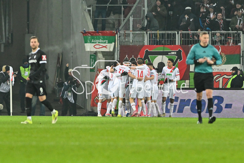 FC Augsburg - SC Freiburg | AUGSBURG, GERMANY - 18. JANUARY: Jubel der Hausherren nach dem Treffer zum 1-0 durch Alexis Julian CLAUDE-MAURICE (FC Augsburg 20) / Tor / Torschuetze / Freude / Happy / während dem Bundesligamatch zwischen dem FC Augsburg und dem SC Freiburg am 18. Spieltag in der WWK-Arena  / DFL REGULATIONS PROHIBIT ANY USE OF PHOTOGRAPHS AS IMAGE SEQUENCES AND/OR QUASI-VIDEO