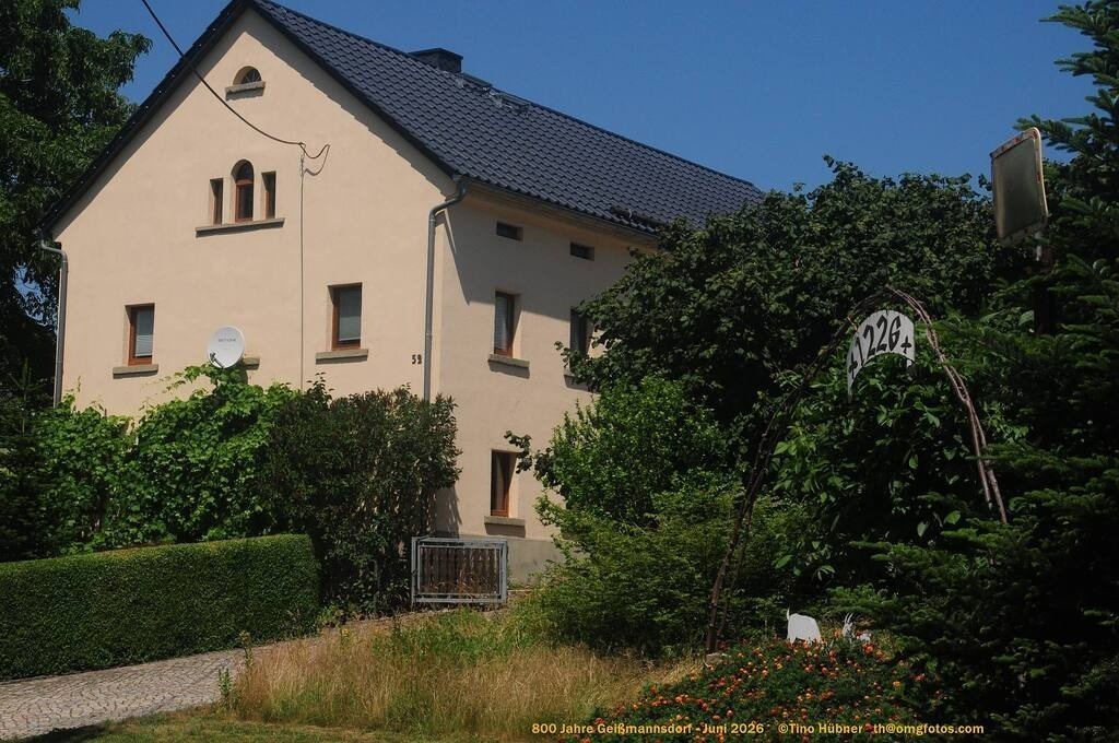 Geißmannsdorf-2026-Ortsbilder-304 | Geißmannsdorf bei Bischofswerda im Sommer 2026. Ein fotografischer Streifzug durch das Dorf Geißmannsdorf, mit Gebäuden, Straßen, Strohpuppen und geschmückten Vorgärten und Grundstücken anlässlich der 800-Jahr-Feier von Geißmannsdorf im Juni 2026 - Realisiert mit Pictrs.com
