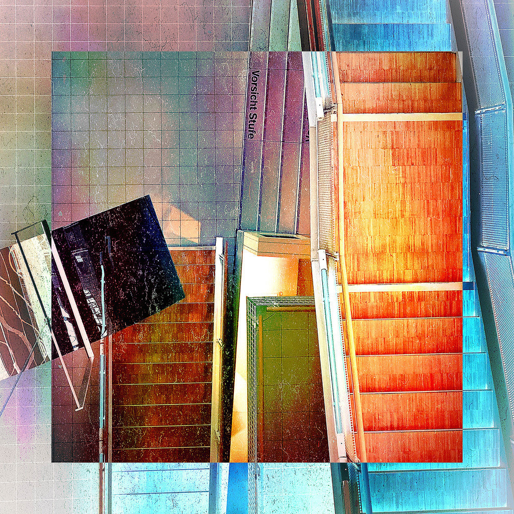 Perspektiven im Quadrat | Farbenfrohe, abstrakte Komposition aus verschiedenen Treppen- und Bodenfliesenperspektiven, digital überlagert mit einem leichten Vintage-Effekt. Die warmen Brauntöne der Holztreppen kontrastieren mit den kühlen Blau- und Grüntönen der Fliesen, was eine spannende Mischung aus Geometrie und Struktur erzeugt. Perfekt für moderne Innenarchitektur- und Designprojekte. - Realisiert mit Pictrs.com