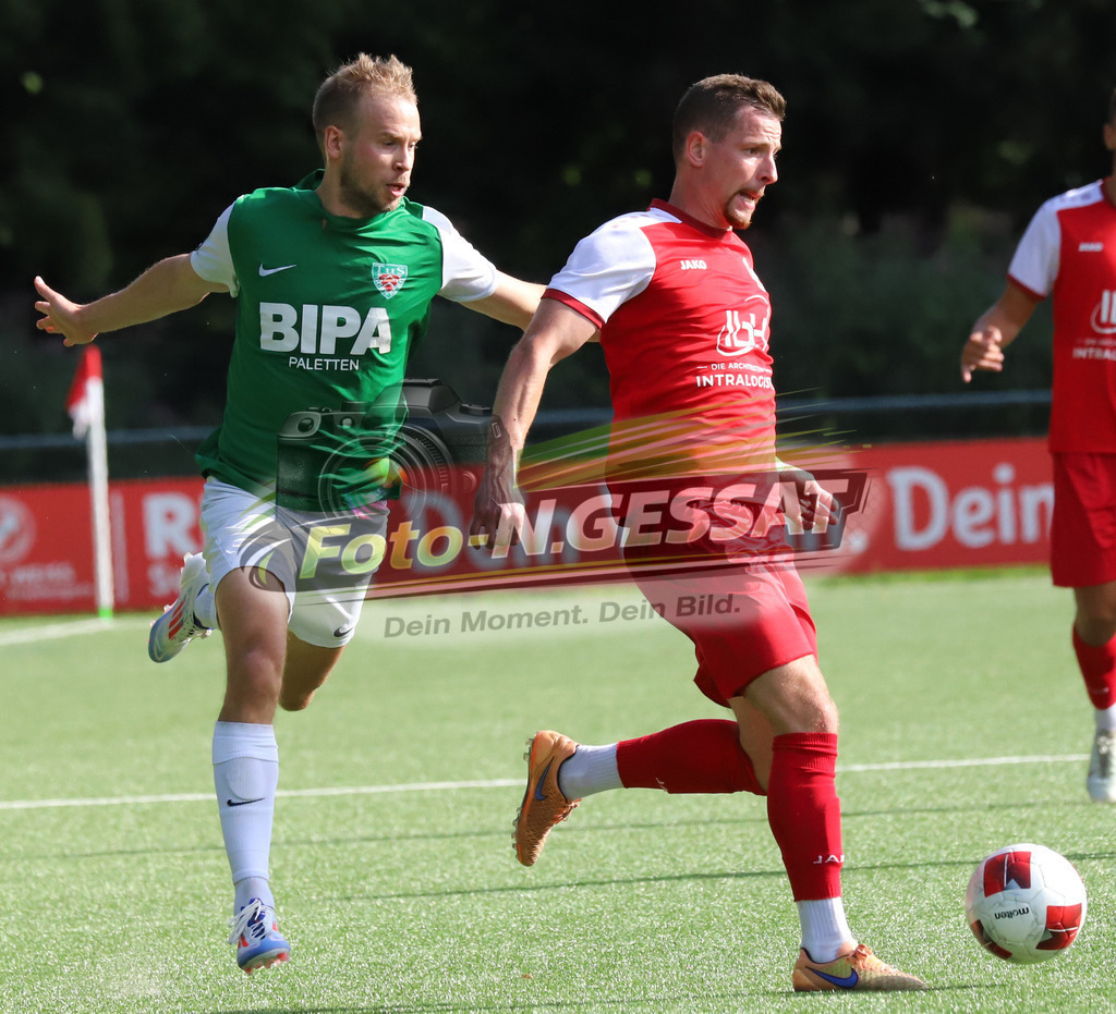 FC RW Kirchlengern - TuS Dornberg | Auf dem Bild zu sehen: rot FC RW Kirchlengern: Artem Panasenkow ; grün TuS Dornberg: Mitja SchierbaumFC RW Kirchlengern, TuS Dornberg, Saison 25/26, Landesliga, Kirchlengern, Deutschland - Realisiert mit Pictrs.com