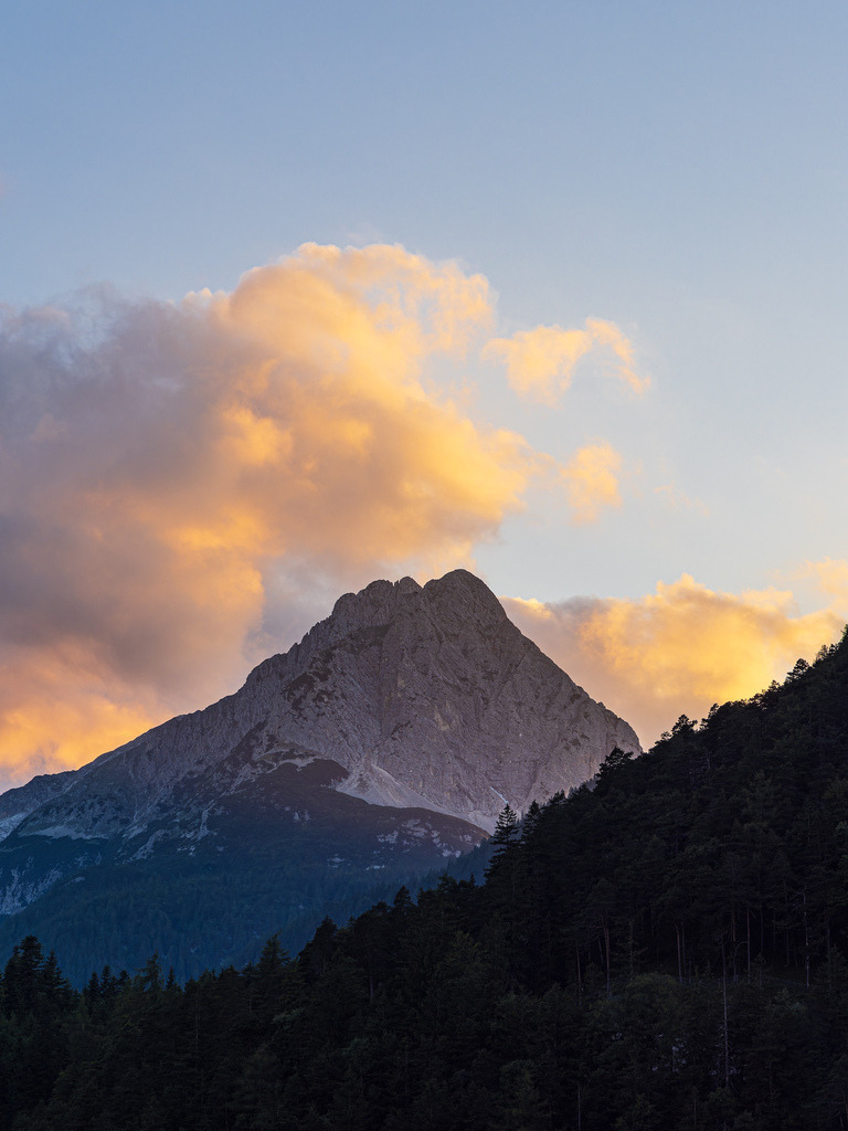 Blick auf den Berg Wettersteinspitze bei Mittenwald | Blick auf den Berg Wettersteinspitze bei Mittenwald.