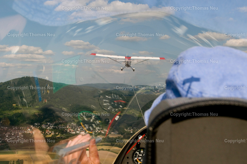 Bensheim_Impressionen Segelfluggruppe (6) | 0307Segelfluggruppe BensheimVom Schleppflugzeug Husky wird Segelflieger Werner Happel auf Höhe gebracht Bild: neu