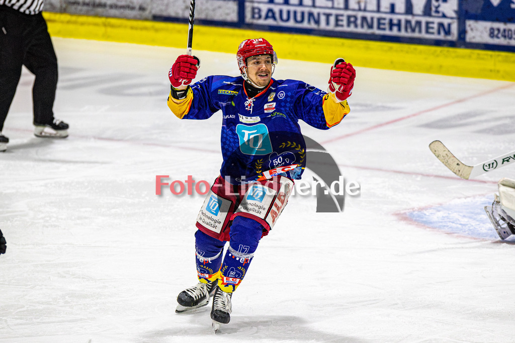 Achtelfinale Spiel 2 EC Peiting vs ESC Wohnbau Moskitos Essen | Eishockey Oberliga Süd Playoffs 2023/2024, Achtelfinale Spiel 2 EC Peiting vs ESC Wohnbau Moskitos Essen, 20240305,
Torjubel Samuel PAYEUR (ECP 17),
2024-03-05 in Peiting (Eisstadion)
17 Samuel PAYEUR (ECP 17)
Copyright: WolfgangxLindner foto-lindner.de