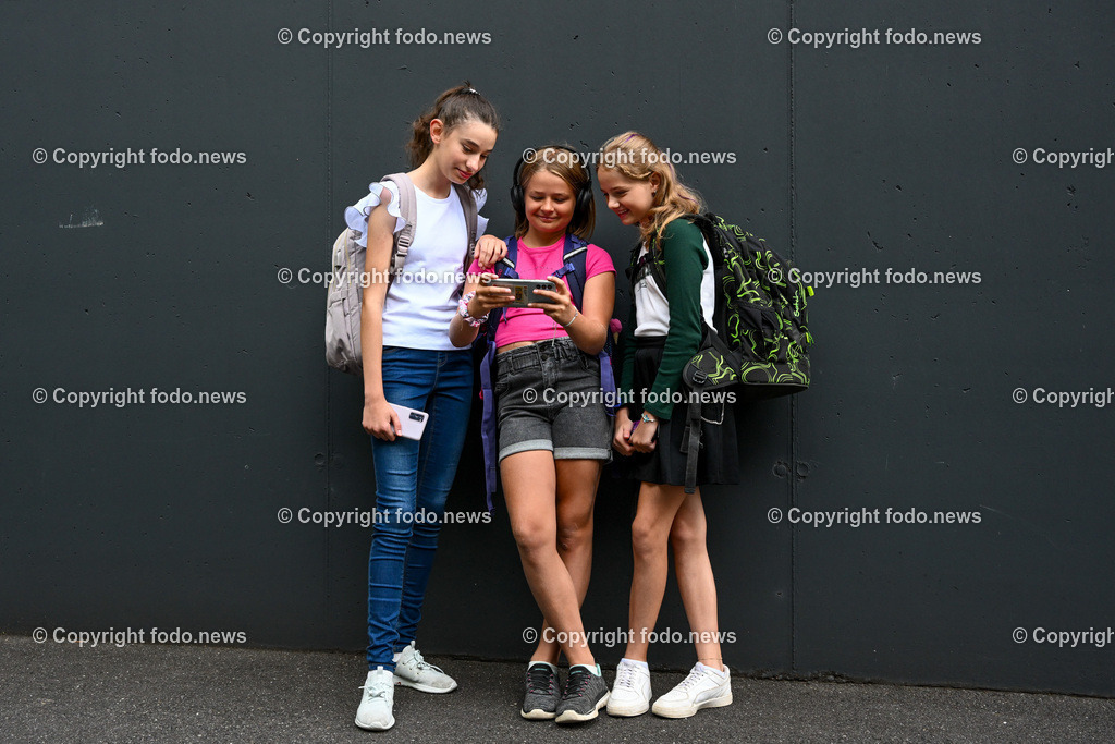 Pressegespraech OEAMTC Ooe und Polizei Ooe_ 05.09.2023_-20 | 05.09.2023, OEAMTC Linz, AUT, Pressegespraech OEAMTC Ooe und Polizei Ooe, Gefahr auf dem Schulweg im Bild Schueler und Schuelerinnen am Schulweg mit Handy, Smartphone, Kopfhoerer und Co