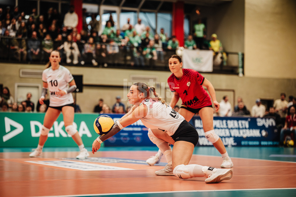 Volleyball | Frauen | Saison 2025/2026 | Volleyball Bundesliga | ETV Hamburger Volksbank Volleys vs. USC Münster | 22.01.2026 | Elena Kömmling (#7, USC Münster) nimmt den Ball an