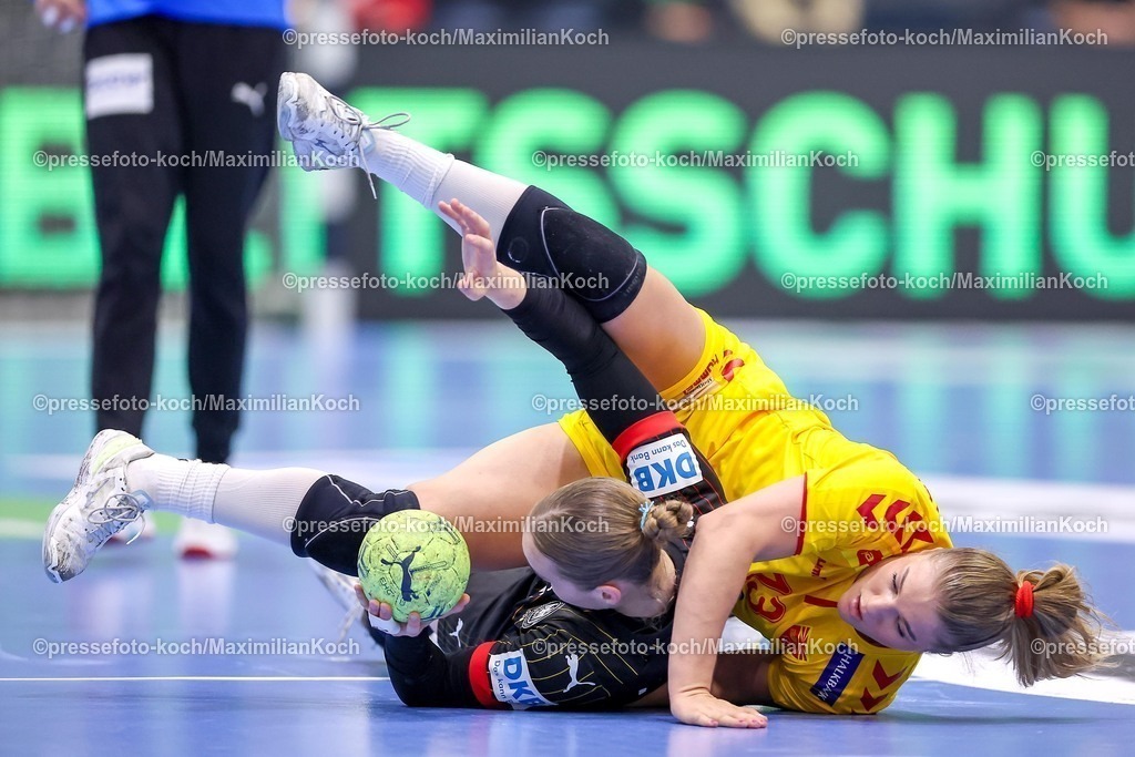 DHB16102501057 | 16.10.2025, Handball, EHF Frauen Länderpiel, EM Qualifikation 2026, Deutschland - Nordmazedonien, Schwalbe-Arena in Gummersbach:  Ivana DJATEVSKA (MKD #13) und  Nieke KÜHNE (GER #19) stürzen zu Boden