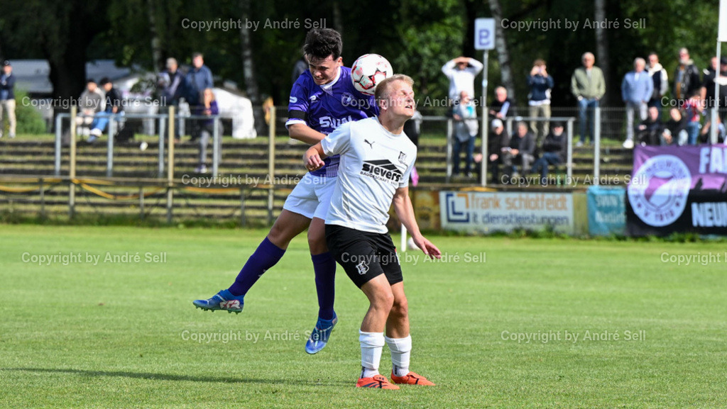 VfR Neumünster vs Eckernförder SV | Visar Mehmeti (VfR #7) / Henrik Stöterau (ESV #25) - Fußball-Oberliga Männer 2024/2025 / VfR Neumünster vs Eckernförder SV / VfR-Stadion / Neumünster / 15.09.24 - Realisiert mit Pictrs.com