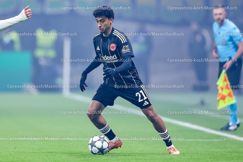 UCL26112502005 | 26.11.2025, Fußball, UEFA Champions League, Eintracht Frankfurt - Atalanta Bergamo, Deutsche-Bank-Park (Frankfurt am Main), 5. Spieltag, Saison 2025 2026: Nathaniel Brown&nbsp;(Eintracht Frankfurt #21)  Regulations prohibit any use of photographs as image sequences and or quasi-video.