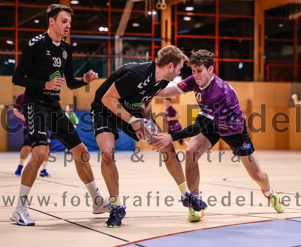 2024-11-09_058_SpVgg_Altenerding_gegen_TV_Altoetting | Erding, Deutschland, 09.11.2024:Handball, Bezirksoberliga Männer 2024 / 2025, 6. Spieltag, SpVgg Altenerding gegen TV Altötting, Endergebnis: 26:22Johannes Resch (TV Altötting, #39), Christian Loris (SpVgg Altenerding, #11), Tim Steininger (SpVgg Altenerding, #10)Foto: Christian Riedel / fotografie-riedel.net