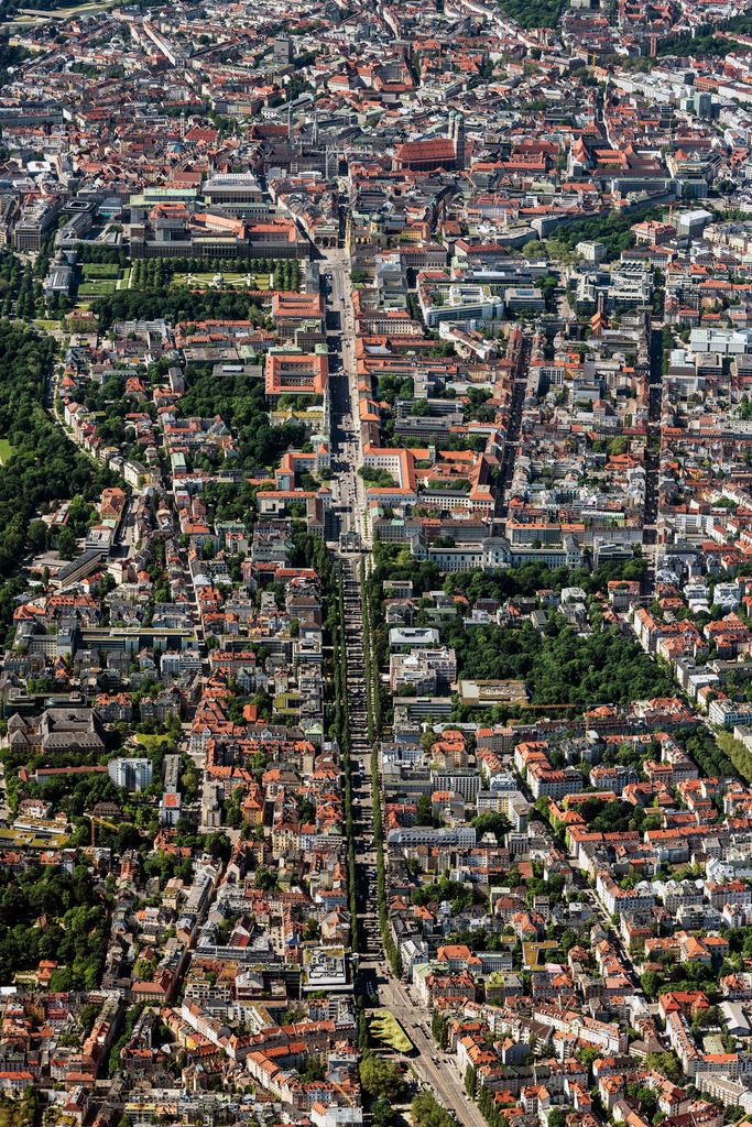 dr__0065283.jpg | MüNCHEN 15.06.2021 Stadtzentrum im Innenstadtbereich entlang der Ludwigstraße im Ortsteil Maxvorstadt in München im Bundesland Bayern, Deutschland. // The city center in the downtown area along the Ludwigstrasse in the district Maxvorstadt in Munich in the state Bavaria, Germany. Foto: Daniel Reiter