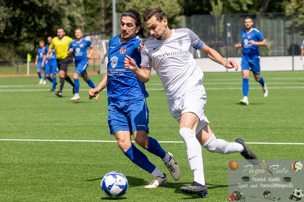 Testspiel: Spvgg. 03 Fechenheim - Türk Gücü Friedberg, 13.07.2024 | Ouassim Ouass (Spvgg. 03 Fechenheim #10) &amp; Abdul Baki Özisli (Türk Gücü Friedberg #30), Spvgg. 03 Fechenheim - Türk Gücü Friedberg, Frankfurt am Main, Sportanlage Birsteiner Straße, 13.7.2024 - Realisiert mit Pictrs.com