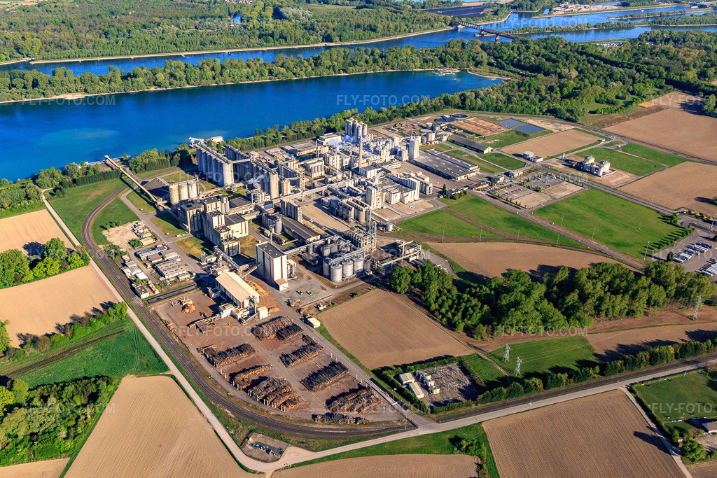Aerial view: Chemical factory Roquette Frères on Lake Beinheim in Beinheim in the state Bas-Rhin, France. – Photo: IMG_099038.jpg taken on 04/23/2017 by Werner Riehm/FLY-FOTO.com – Resolution of the original: 5226 x 3484 px – Roquette: Turning Nature’s Potential into Life’s Essentials
