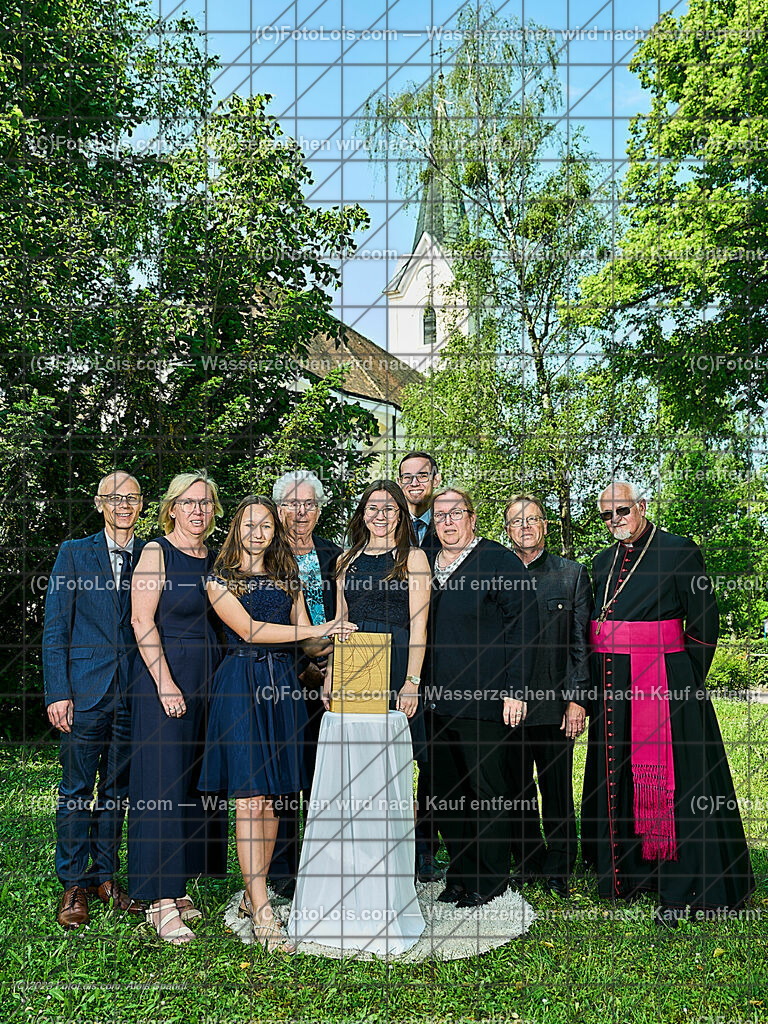 ALP2660_Pfarrfirmung Wieselburg_Firmling-Pate-Firmspender | (C)FotoLois.com, Alois Spandl, Pfarrfirmung in Wieselburg mit Firmspender Eduard Gruber (ehemaliger Generalvikar der Diözese St. Pölten), Firmling, Pate mit Firmspender und Familie, Sa 3. Juni 2023.