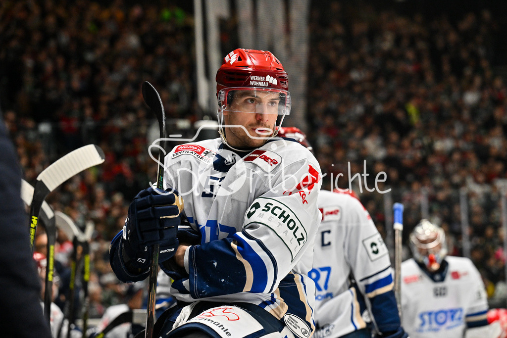 Augsburger Panther - Schwenninger Wild Wings | AUGSBURG, DEUTSCHLAND - 2. NOVEMBER: Alex TRIVELLATO (Schwenninger Wild Wings 53) auf der Bande beim Ligaspiel zwischen den Augsburger Panthern und den Schwenninger Wild Wings am 17. Spieltag der Penny DEL im Curt Frenzel Stadion am 02.11.2025