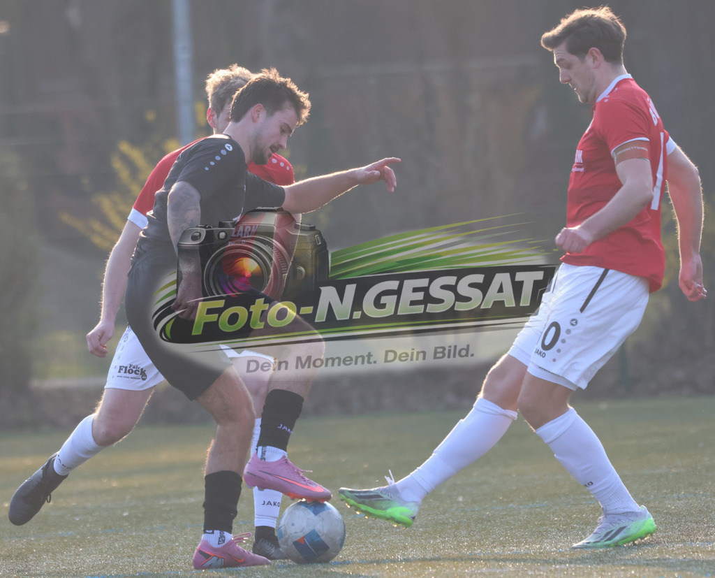 Bünder SV - TV Elverdissen | Auf dem Bild zu sehen: rot Bünder SV v.l.: Jonas Franzrahe, Marvin Henseler, ; schwarz TV Elverdissen: Yann Gomes de Barros Coelho Bünder SV, TV Elverdissen, Saison 25/26, Kreisliga A, Deutschland - Realisiert mit Pictrs.com