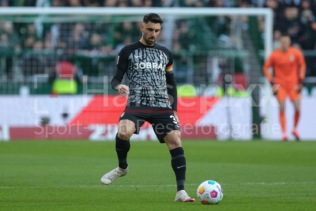Fussball, Bundesliga, SV Werder Bremen - SC Freiburg | v.li.: Vincenzo Grifo (SC Freiburg, 32) am Ball, Einzelbild, Ganzkörper, Aktion, Action, Spielszene, DIE DFL-RICHTLINIEN UNTERSAGEN JEGLICHE NUTZUNG VON FOTOS ALS SEQUENZBILDER UND/ODER VIDEOÄHNLICHE FOTOSTRECKEN. DFL REGULATIONS PROHIBIT ANY USE OF PHOTOGRAPHS AS IMAGE SEQUENCES AND/OR QUASI-VIDEO.