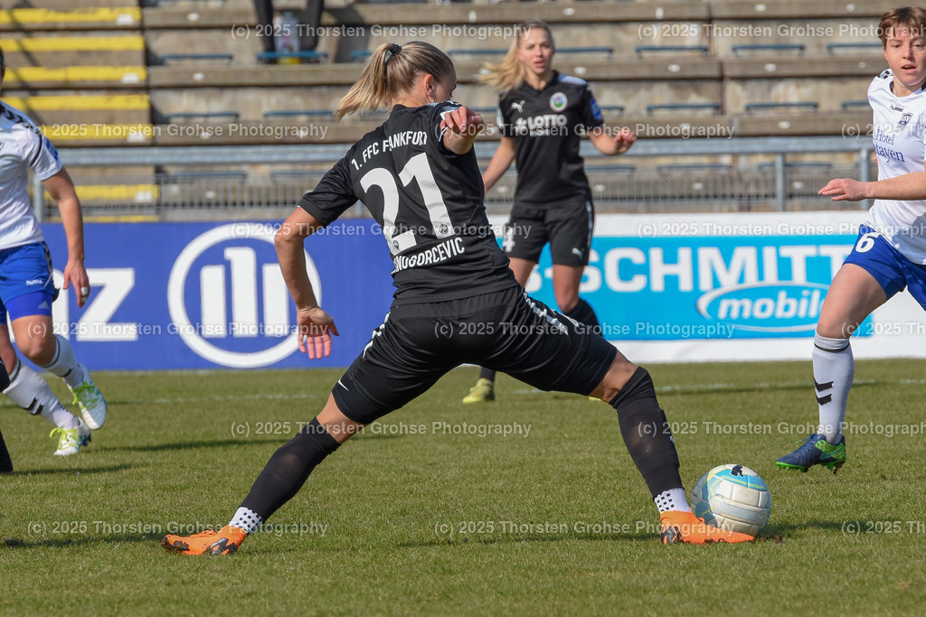 Fussball-BL Frauen 1. FFC Frankfurt vs. FF USV Jena | Crnogorcevic Ana-Maria #21 (1.FFC Frankfurt) am Ball; Fussball-BL Frauen 1. FFC Frankfurt vs. FF USV Jena, Fussball-Bundesliga Frauen am 25.03.2018 im Stadion am Brentanobad in Frankfurt/Main, (Deutschland) - Realisiert mit Pictrs.com