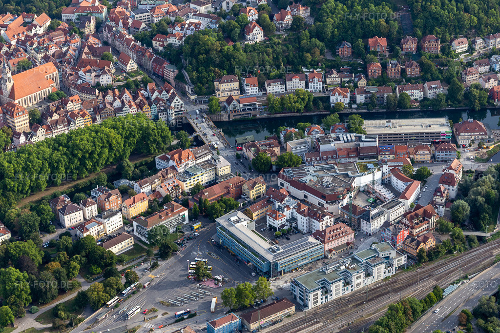 Luftbild: Neckarfront, Eberhardsbrücke im Ortsteil Zentrum in Tübingen im Bundesland Baden-Württemberg in Deutschland. Foto: IMG_008577.jpg vom 27.08.2020 durch Werner Riehm/FLY-FOTO.de