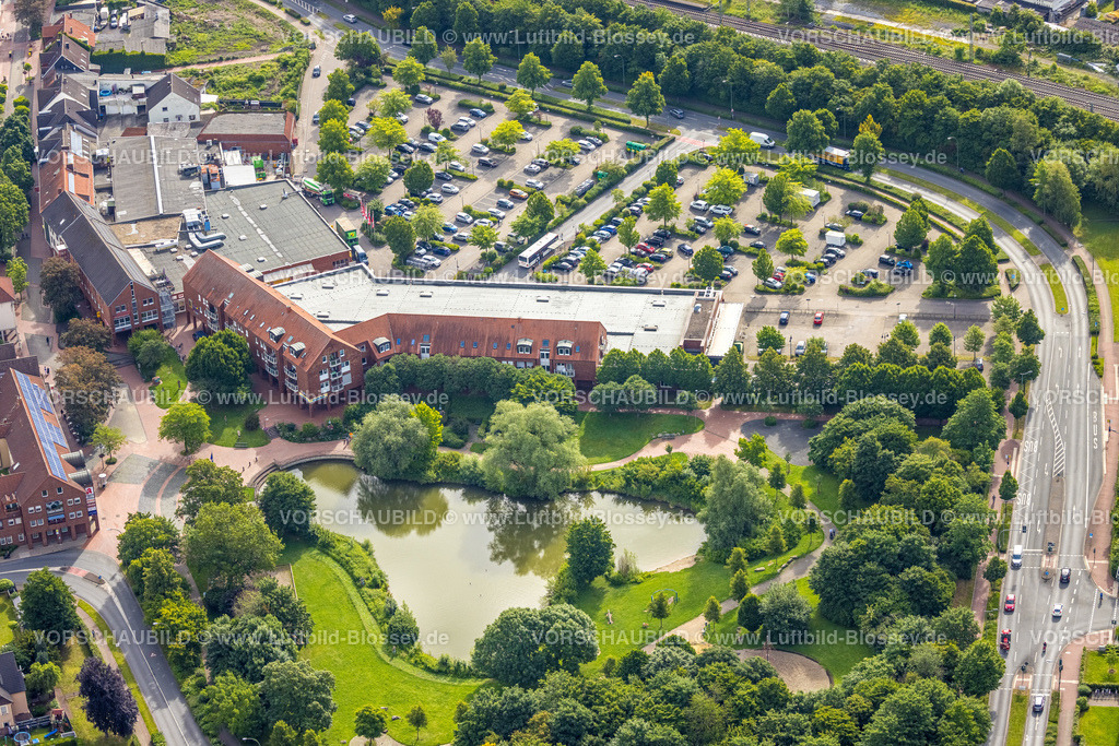 Boenen220602000 | Luftbild, Nahversorgungszentrum Bahnhofstraße mit Parkanlage und Gemeindeteich, Altenbögge, Bönen, Ruhrgebiet, Nordrhein-Westfalen, Deutschland