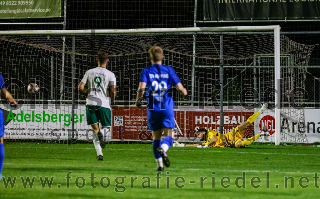 2023-10-13_063_FC_Schwaig_gegen_TSV_Ampfing | Oberding, Deutschland, 13.10.2023:
Fußball, Landesliga Südost 2023 / 2024, 16. Spieltag, FC Schwaig gegen TSV Ampfing, Endergebnis: 3:2

Raffael Ascher (FC Schwaig, #9), Christopher Scott (TSV Ampfing, #29), Kaan Gülcü (TSV Ampfing, #1)

Foto: Christian Riedel / fotografie-riedel.net
