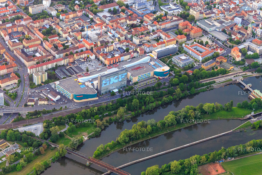 Gewerbegebiet ECE mit Hochhaus von SKF Werk 1 mit Stadtgalerie Schweinfurt und MediaMarkt Schweinfurt City  aus Südwesten http://www.skf.com/ https://stadtgalerie-schweinfurt.de/ https://www.mediamarkt.de/de/store/schweinfurt-city-1787 | Luftbild: Gewerbegebiet ECE mit Hochhaus von SKF Werk 1 mit Stadtgalerie Schweinfurt und MediaMarkt Schweinfurt City  aus Südwesten http://www.skf.com/ https://stadtgalerie-schweinfurt.de/ https://www.mediamarkt.de/de/store/schweinfurt-city-1787 in Schweinfurt im Bundesland Bayern in Deutschland. Foto: IMG_100243.jpg vom 26.05.2017 durch Werner Riehm/FLY-FOTO.de - Realisiert mit Pictrs.com