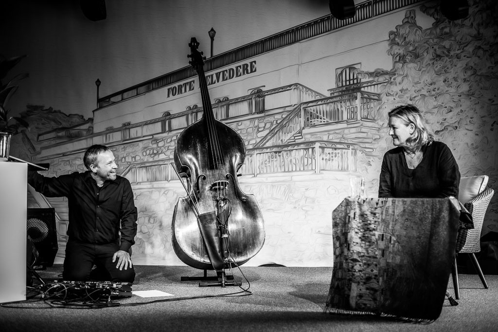 Flower Tales | Suzanne von Borsody und Kurt Holzkämper mit Lesung Flower Tales im Forte Belvedere Leisnig zum Festival Hallo Leisnig 2022. - Realisiert mit Pictrs.com
