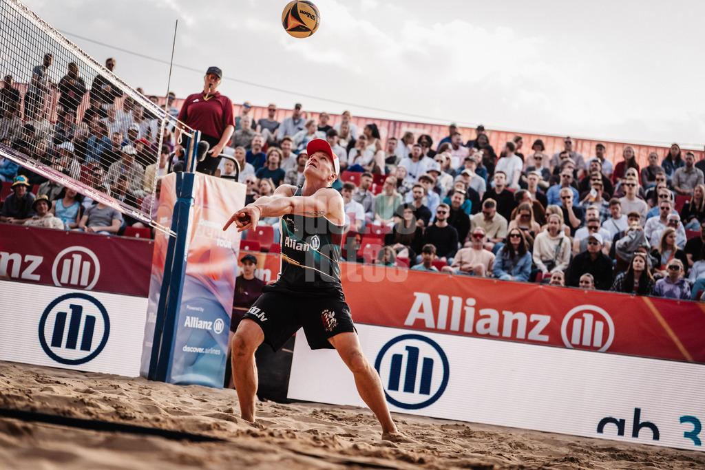 Beachvolleyball | Männer | Allianz German Beach Tour 2025 | Tourstop Düsseldorf | 16.05.2025 | Martins Plavins spielt den Ball