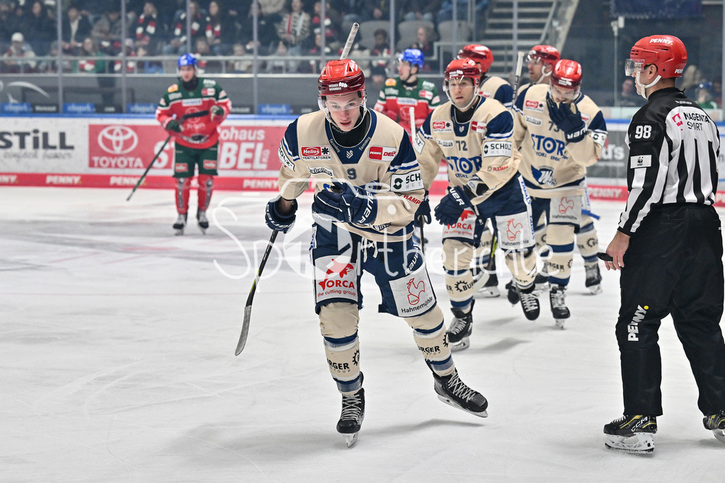 Augsburger Panther - Schwenninger Wild Wings | Jubel der Gaeste nach dem Treffer zum 2-1 durch Philip FEIST (Schwenninger Wild Wings 9) / Freude / Happy / Tor / Torschuetze / DEL: Augsburger Panther - Schwenninger Wild Wings, Curt Frenzel Stadion am 02.02.2025