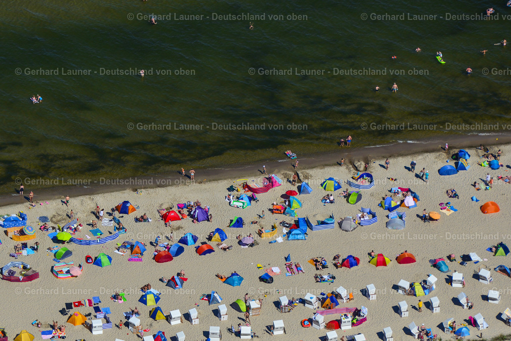 9200320 | ZINNOWITZ 25.08.2016 Strandkorb- Reihen am Sand- Strand im Küstenbereich der Ostsee in Zinnowitz im Bundesland Mecklenburg-Vorpommern. // Beach chair on the sandy beach ranks in the coastal area the Baltic Sea in Zinnowitz in the state Mecklenburg - Western Pomerania. Foto: Gerhard Launer