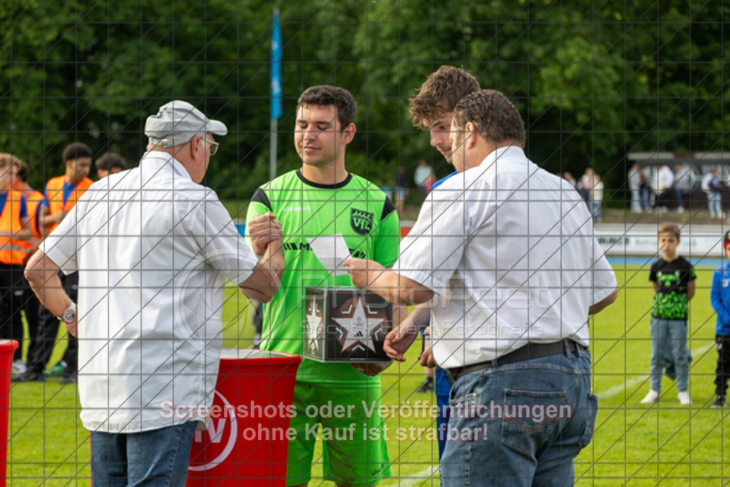 20250529_183605_0259 | #,  VfL Kirchheim (blau) vs. 1.FC Eislingen (weiß), Fußball, Bezirkspokal Finale - Bezirk Neckar/Fils, 2024/2025, Rasenplatz VfL Stadion Kirchheim, Jesinger Straße 105, 73230 Kirchheim, 29.05.2025 - 16:30 Uhr,Foto: PhotoPeet-Sportfotografie/Peter Harich