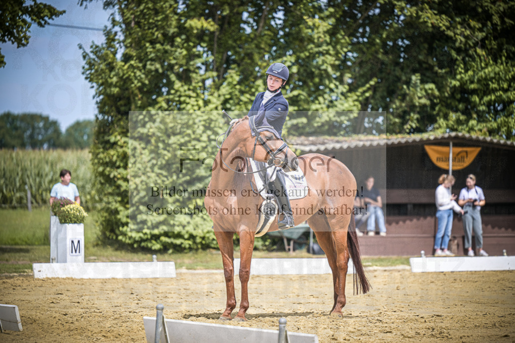 DOS_2748 | Entdecke hochwertige Reitturnierfotos von Foto Oger. Professionell, emotional und authentisch – jetzt Lieblingsmomente im Shop bestellen.Deutschlandweite Turnierfotografie. - Realisiert mit Pictrs.com
