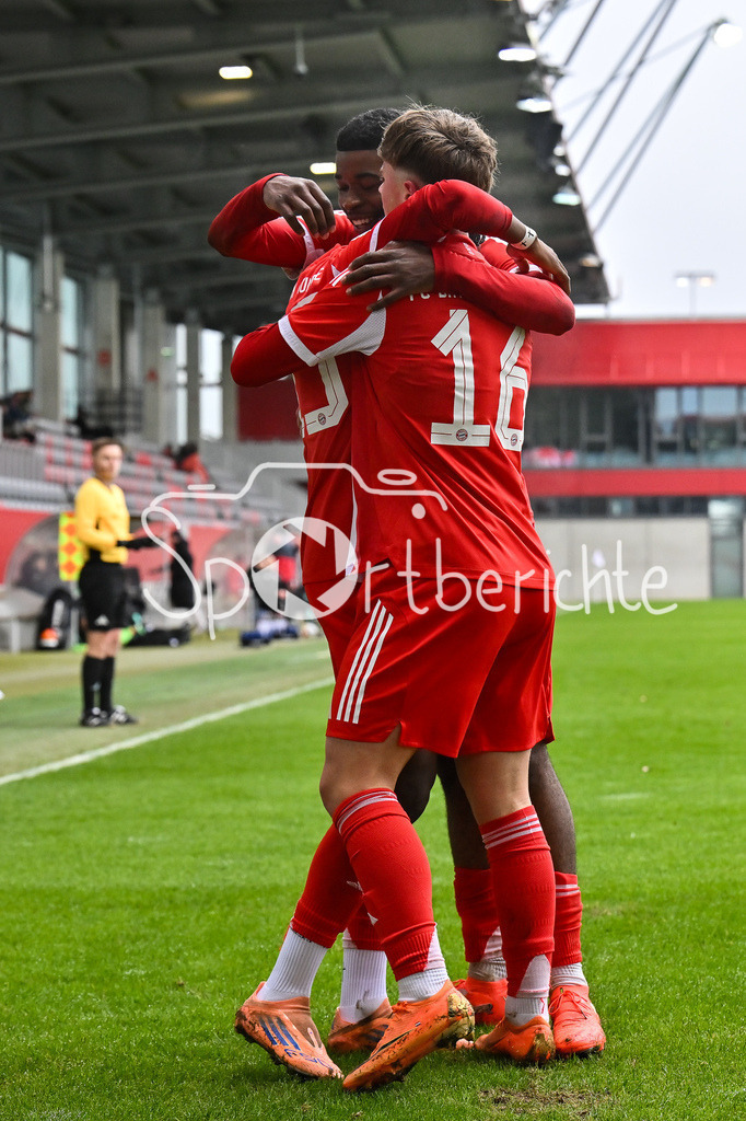 FC Bayern München - Hannover 96 | MUNICH, GERMANY - 15. FEBRUARY: Jubel der Bayern nach dem Treffer zum 3-1 durch Uzorchukwu EGWUATU (FC Bayern München U19 13) / Tor / Torschuetze / Freude / Happy während dem Spiel zwischen der U19 des FC Bayern München und der U19 von Hannover 96 am 2. Spieltag der Hauptrunde der U19-DFB-Nachwuchsliga am FC Bayern Campus