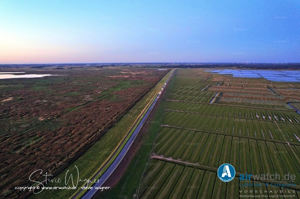 DJI_0728 | Der Nordstrander Damm ist die einzige feste Straßenverbindung zwischen der nordfriesischen Halbinsel Nordstrand und dem Festland bei Husum.  Er verbindet die Landesstraße 30 mit dem Hafen Strucklahnungshörn, der als zentraler Knotenpunkt für Fährverbindungen zu den Inseln Pellworm, Amrum und Sylt sowie für die Seenotrettungsstation dient.
