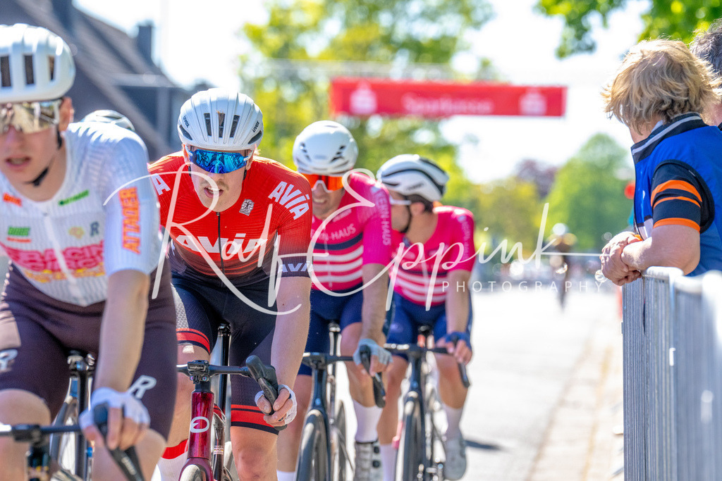 Spurt in den Mai 2026 - Großer Preis der Sparkasse Neuss | Annual one-day road cycling race "Großer Preis der Sparkasse Neuss" held in Büttgen, Germany, organized by VfR Büttgen 1912 e.V. The event features multiple races across all age categories from U11 youth to Elite men. - Realisiert mit Pictrs.com