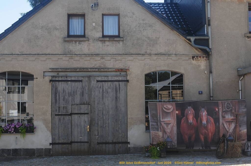 Geißmannsdorf-2026-Ortsbilder-694 | Geißmannsdorf bei Bischofswerda im Sommer 2026. Ein fotografischer Streifzug durch das Dorf Geißmannsdorf, mit Gebäuden, Straßen, Strohpuppen und geschmückten Vorgärten und Grundstücken anlässlich der 800-Jahr-Feier von Geißmannsdorf im Juni 2026 - Realisiert mit Pictrs.com