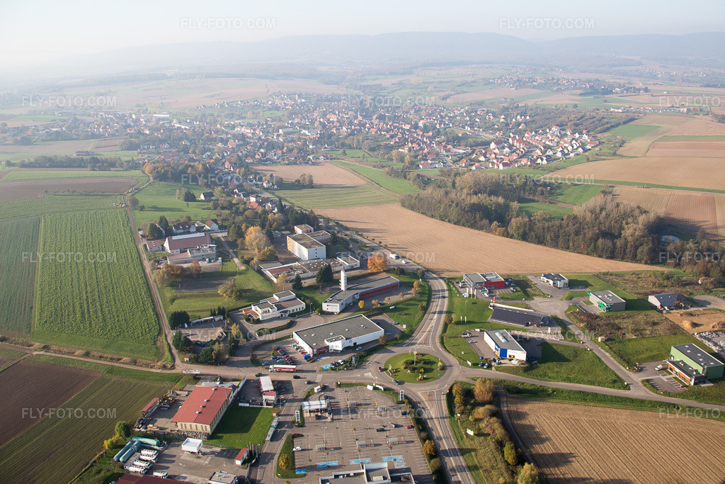 Aerial view: View of the town in Hohwiller in the state Bas-Rhin, France. – Photo: IMG_075603.jpg taken on 11/01/2014 by Werner Riehm/FLY-FOTO.com – Resolution of the original: 5211 x 3474 px