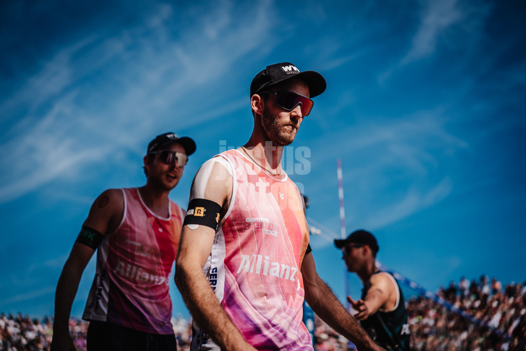 Beachvolleyball | Männer | Deutsche Meisterschaften 2025 Timmendorfer Strand | 07.09.2025 | Clemens Wickler geht Richtung Spielerbank