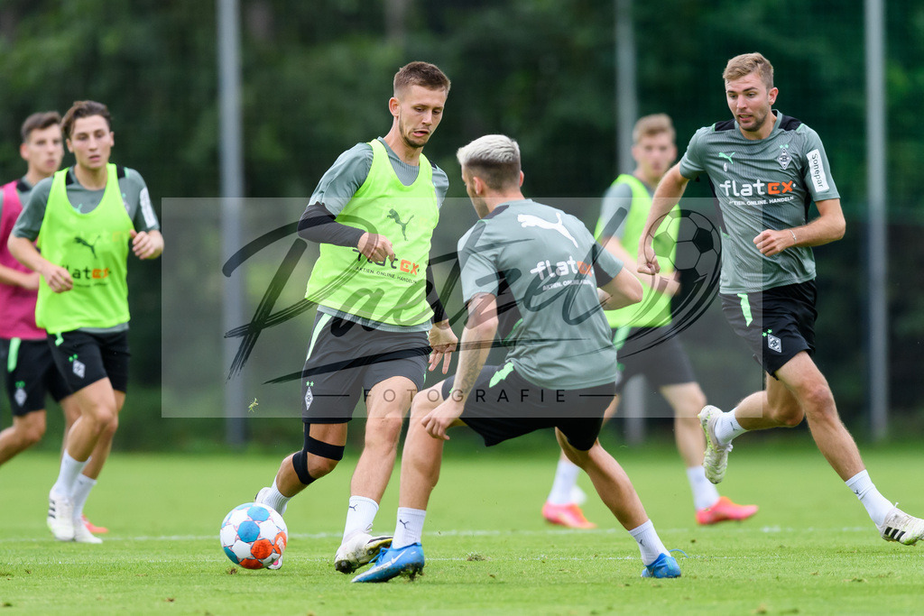 TRABMG20210719_029 | Fussball, Herren: Torben Muesel (Borussia Moenchengladbach) in Aktion, am Ball, Einzelaktion beim Training von Borussia Moenchengladbach waehrend des Trainingslagers auf dem Trainingsplatz am Hotel Klosterpforte am 19.07.2021 in Harsewinkel, Deutschland. - Realisiert mit Pictrs.com