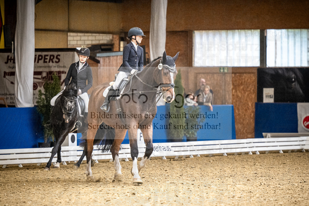 DOS_2586 | Entdecke hochwertige Reitturnierfotos von Foto Oger. Professionell, emotional und authentisch – jetzt Lieblingsmomente im Shop bestellen.Deutschlandweite Turnierfotografie. - Realisiert mit Pictrs.com